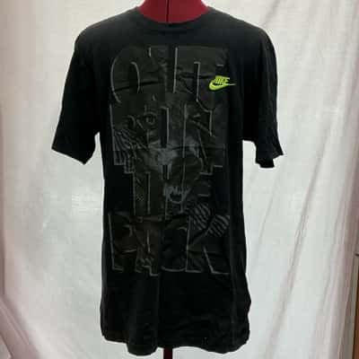 Nike Mens  Size M Short Sleeve T-shirt Black  / Pattern 