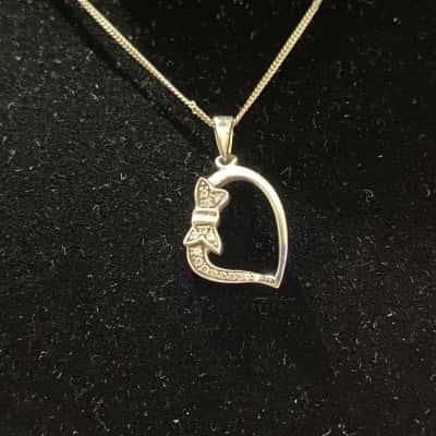  925 SILVER CHAIN AND HEART SHAPED PENDANT WITH BOW AND CLEAR STONES