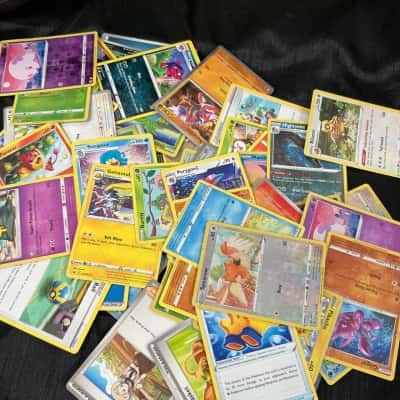 Pokémon cards x 100