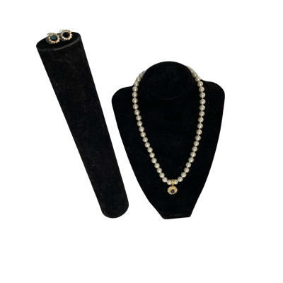 Pearl necklace with earrings