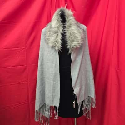  Womens  Size (One Size) Grey Shawl with Man-made Fur
