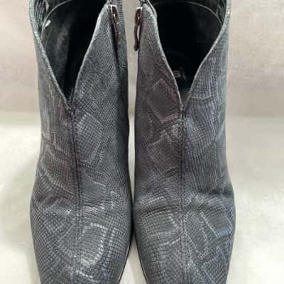 ARA Women’s  Size 8 Boots Grey Snake print 