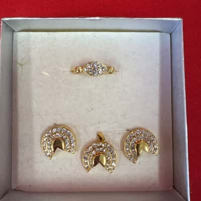  Women's Gold Tone Earrings / Pendant / Ring Set
