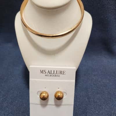 MS. ALLURE earings and Bangel both in Rose Gold