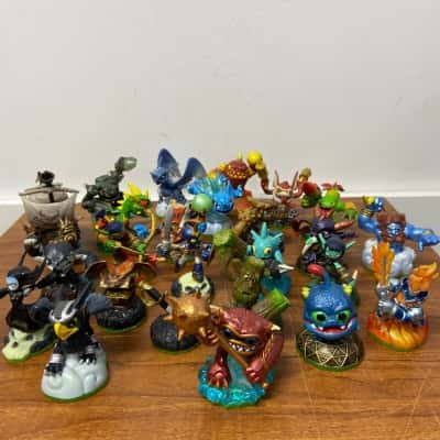 Collection of 25 Skylander figurines 