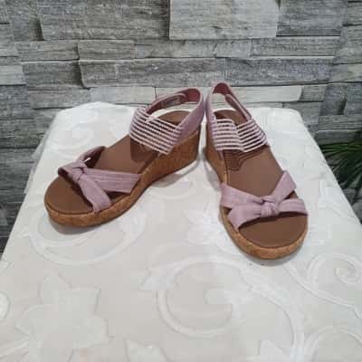 Skechers Womens  Size us 7 Sandals Other dusty grey