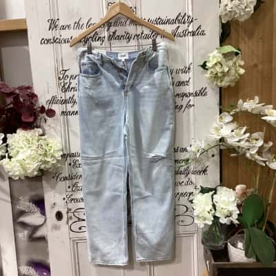 SEED BRAND!  Womens  Size 6 Boyfriend Jeans Blue! BNWT MID RISE ANKLE LENGTH BOYFRIEND STYLE JEANS! BUTTON FLY DETAIL! MADE WITH 100% COTTON! 