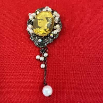 Women's Cameo Brooch featuring a Portrait in a Yellow Setting Adorned with Faux Pearls and Rhinestones