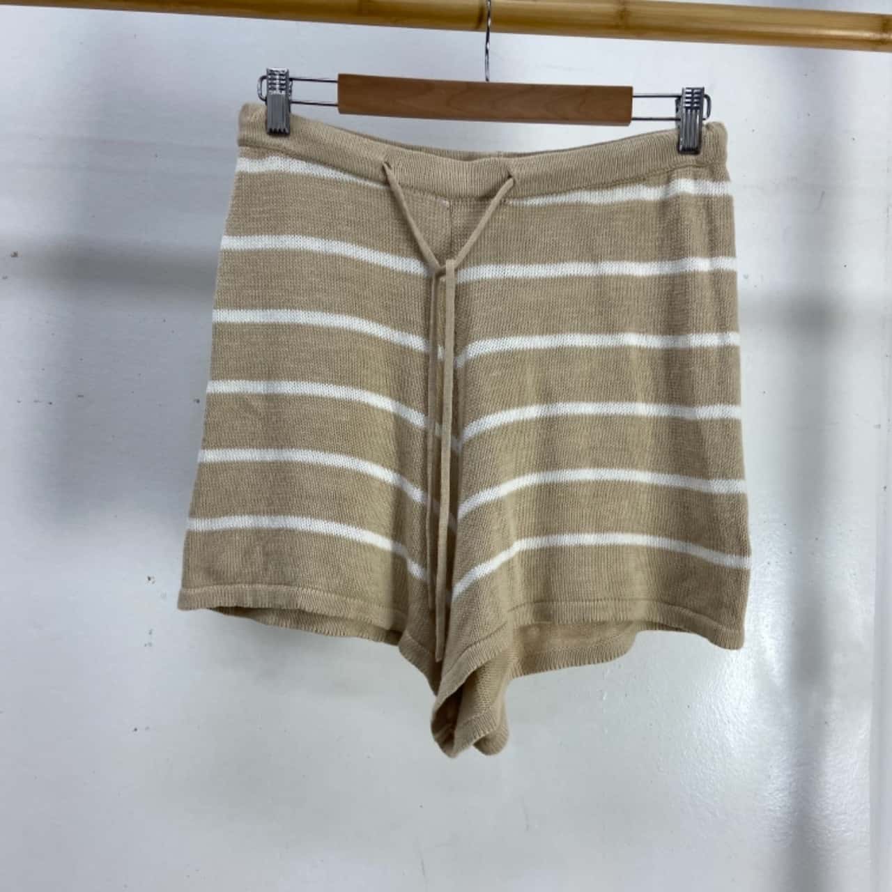 Ghanda Size M Beige Knitwear HW Shorts (s)