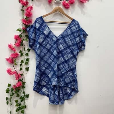 Refinery Womens V-Neck Top Size XS Blue / Pattern / White 