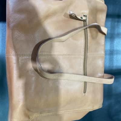 Women’ a large grained leather shoulder bag, tan colour.