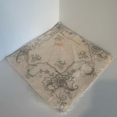 Vintage Ivory Linen Tea Cloth & 4 Napkins