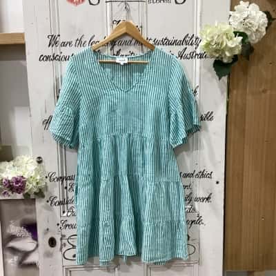 Seed Heritage Brand! NWOT THE PERFECT SUMMER TIERED SHORT SLEEVE BABYDOLL MIDI DRESS! Womens  Size 10 Babydoll Dress / Casual Dress / Midi Dress / Short Sleeve Dress  Green / Pinstriped / White 
