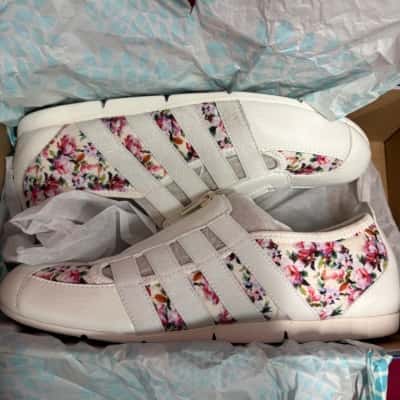 Super Soft by Diana Ferrari  Scotti Women's  Size 9C Sneakers  White Meadow