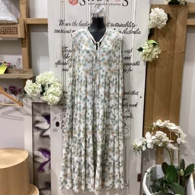 Uniqlo PAUL & JOE Brand! A HIGHLY SOUGHT AFTER COLLABORATION BETWEEN UNIQLO AND PAUL & JOE! STUNNING SLEEVLESS TIERED MIDI DRESS! Womens  Size XL Floral Dress / Midi Dress / Sleeveless Dress  Floral / Off White / Pattern 