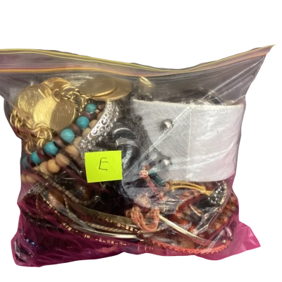 Assorted bag of jewellery (E)