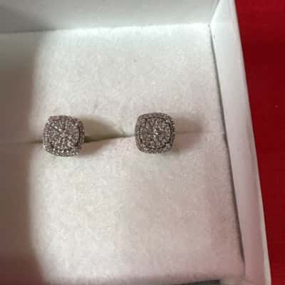  Women's 10 K Gold Diamond Stud Earrings 