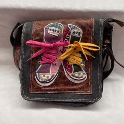  Womens Super  Cute Cross Body / Messenger Bag with Shoe Lace Tie Sneaker Front Detail /Brown / Multi-coloured 