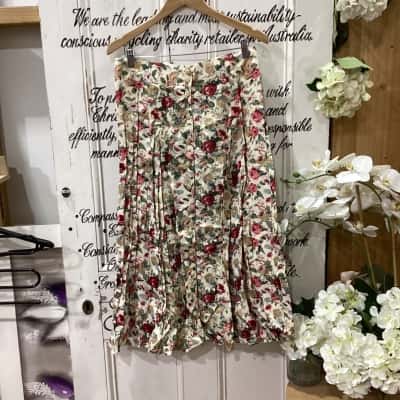 LAURENUM BRAND! Womens  Size 16 Midi Skirt Cream / Floral / Green / Pink  / Red! STUNNING VINTAGE FLORAL BUTTON UP SKIRT! MADE IN AUSTRALIA! GREAT FOR DRESSING UP OR DOWN! 