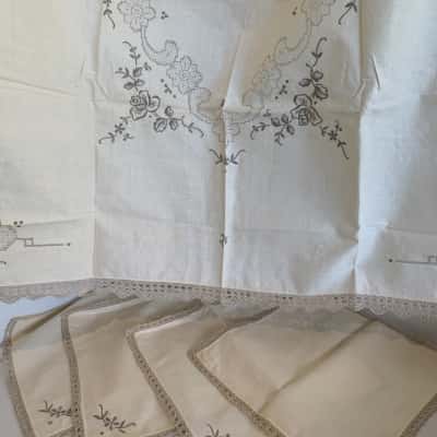 Vintage Tea Tablecloth & 4 Napkins Set