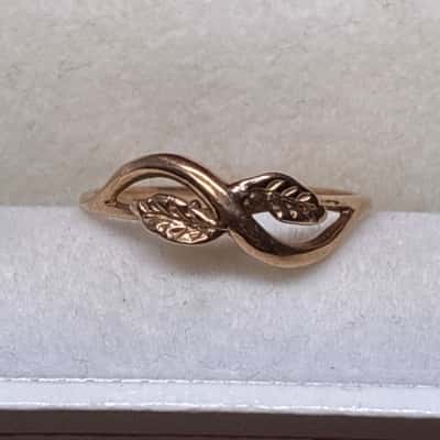  9ct 375 stamped Womens Ring Gold w leaf design 