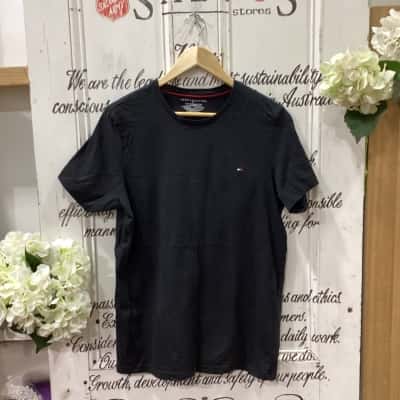 Tommy Hilfiger Brand! POP CULTURE CLASSIC BLACK TEE! Womens  Size S T-shirts Black  