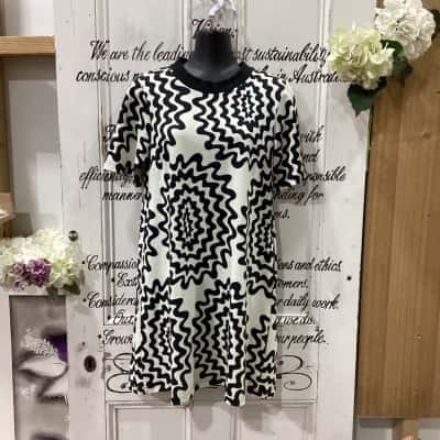 Gorman Brand! NWOT 100% ORGANIC COTTON T-SHIRT MIDI DRESS WITH SQIGGLY LINED PATTERNS!Womens  Size 8 Midi Dress / Short Sleeve Dress  Beige / Black  / Pattern 