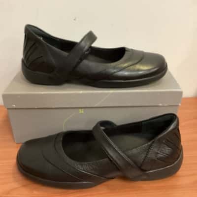 Ziera Womens  Size 39 Flats Black  
