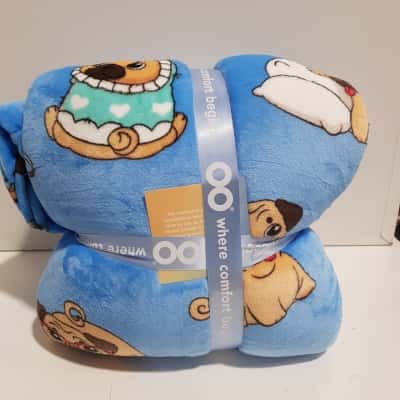 Oodie with pugs 