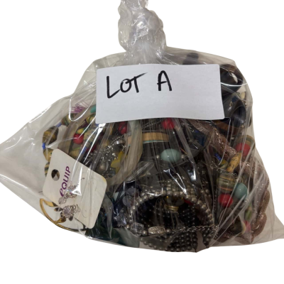 1 x 1kg bag broken/assorted costume jewellery Lot A