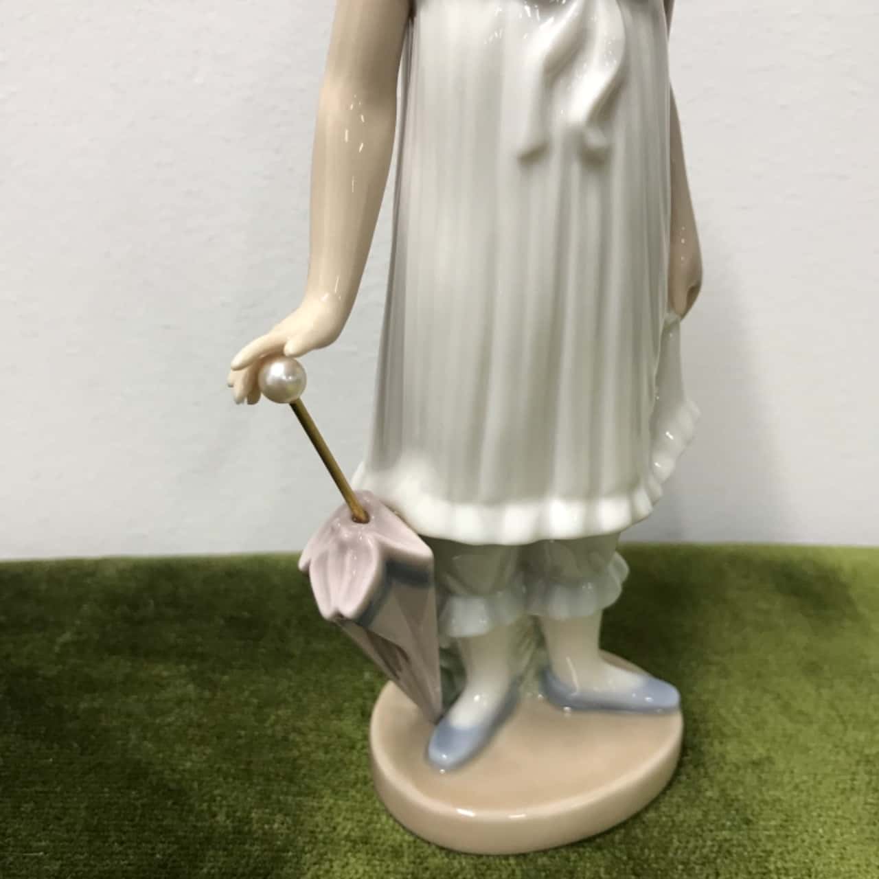 Lladro Nao Figurine Girl in Nightgown With Blanket 1977