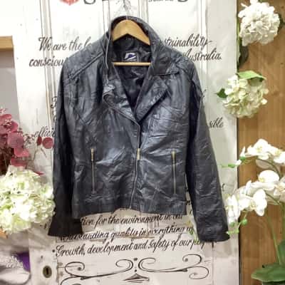 DOMAZE LEATHERS BRAND! Womens Size 6 Biker Jacket Black! REAL LEATHER! BEAUTIFUL DIAGONAL ZIP DESIGN! ZIPZ ON SLEEVES FOR MORE ROOM! 