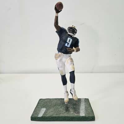 2004 McFarlane Toys #9 Steve "Air" McNair NFL Tennessee Titans Figurine.