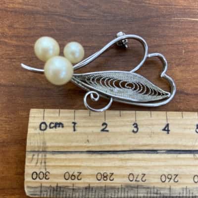 Pretty silver toned brooch 