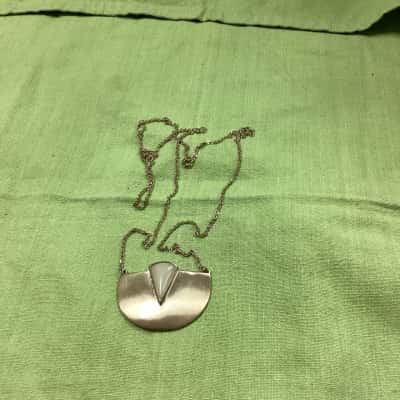  Women’s chain and pendant 