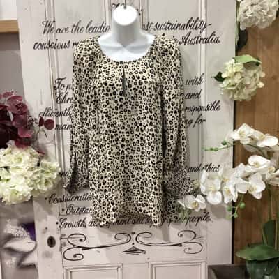 WITCHERY BRAND! Womens  Size 14 3/4 Sleeve Top Animal print! STUNNING ANIMAL PRINT DESIGN! GREAT FOR DRESSING UP OR DRESSING DOWN! 