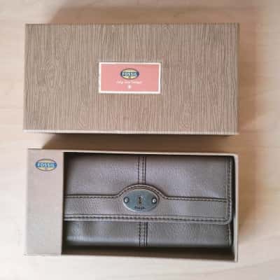 FOSSIL Maddox Leather Trifold Flap Clutch Wallet Organizer. New in the Box.