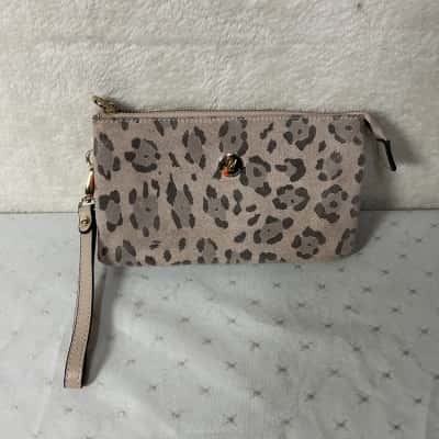 Willow & Zac Womens Beige Leopard Print Leather Zip Around Wristlet Purse