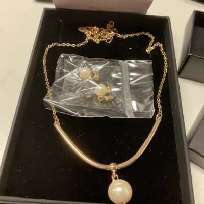 Avon Womens regal empire Earrings / Necklace Gold / Pearl tones