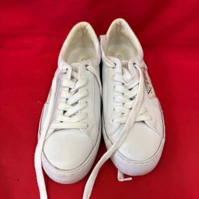 Guess Womens  Size 8 Sneakers White 