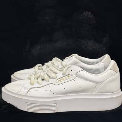 Adidas Mens  Size 9 White sneakers 