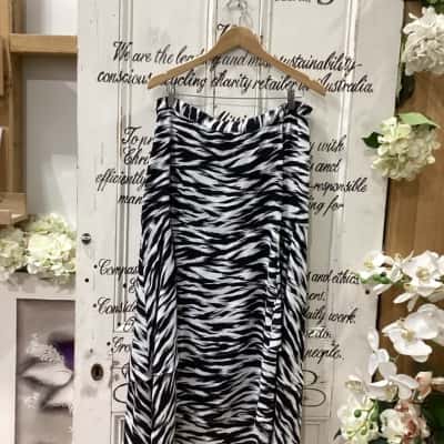 WAYNE COOPER BRAND! Womens  Size 16 Asymmetrical Hemline Skirt Animal print / Black  / White. GREAT FOR DRESSING UP OR DOWN! BEAUTIFUL DESIGN! ZIP CLOSURE ON THE SIDE! 