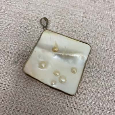 Unbranded Women's Pearl/Shell Pendant Square 