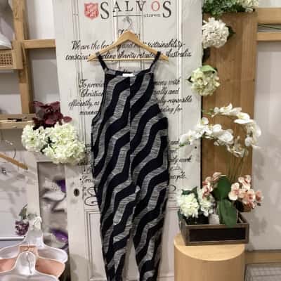  ITAMIDIVISION BRAND! QUITE THE TRENDY OVERALL STYLE SLEEVELESS JUMPSUIT! Size 10 / 2 Jumpsuit / Sleeveless Jumpsuit Black  / Pattern / White 