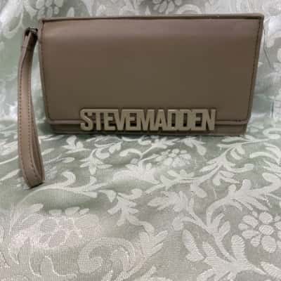 Steve Madden Womens Olive Wristlet