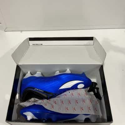 Concave kids soccer shoes