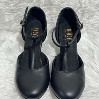 Bloch Womens  Size 6.5 Black dance shoes
