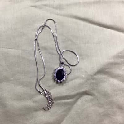  Womens chain and pendant 