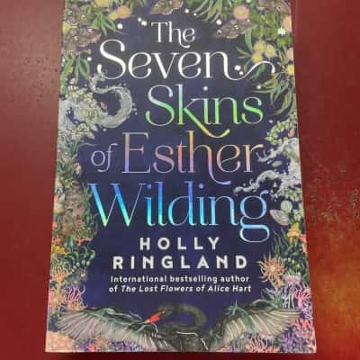 The Seven skins of Esther Wilding, Holly Ringland 