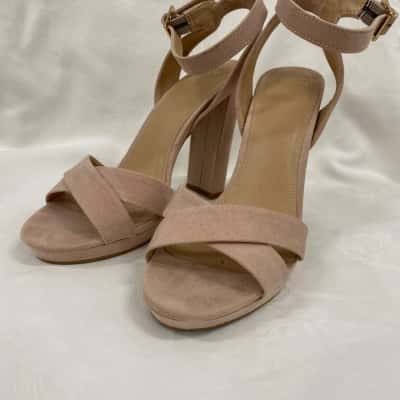 Novo Womens  Size 9 Heels Peach / Pink  